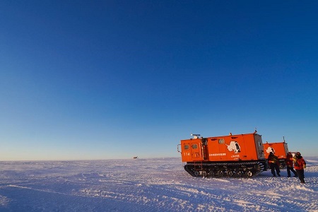 南極大陸上では、ただひたすら真っ白な世界
