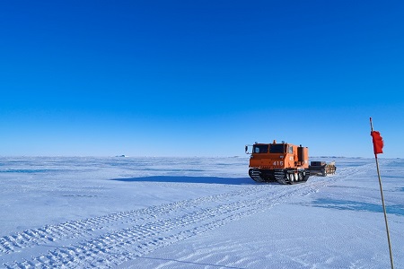 海氷上を進む雪上車