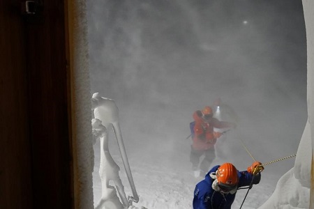 ライフロープを伝って屋外を行き来する