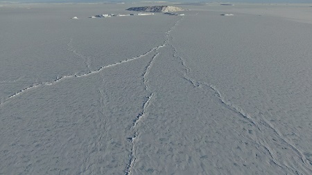 海氷上のプレッシャーリッジ
