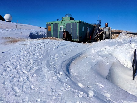 雪の中に埋もれているケーブルを切らぬよう細心の注意をしながら作業を行いました