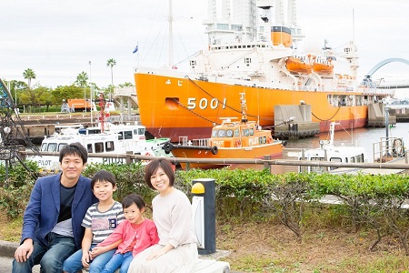 2代目南極観測船「ふじ」の前でご家族と記念撮影