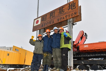 建築隊員と一緒に看板を作り設置しました