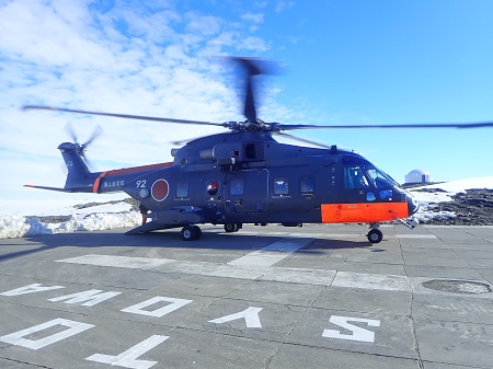 昭和基地に到着した64次隊を乗せたヘリコプター