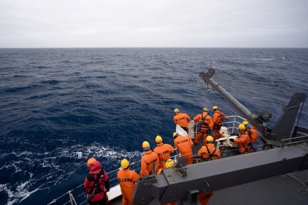 海洋観測を行う観測隊員としらせの乗員