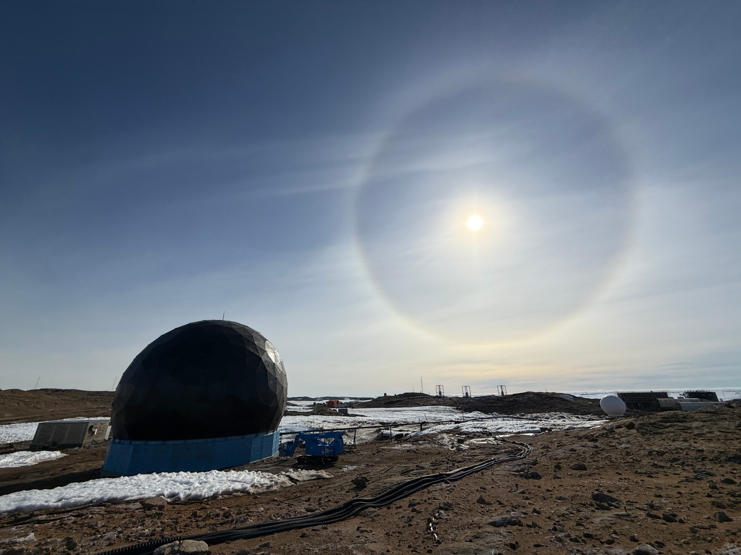 レドーム（黒い半球体）とハロ（太陽の周りの円）の写真