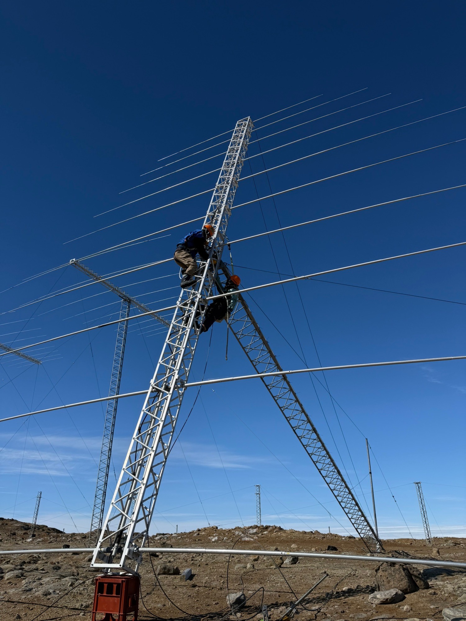 HFレーダーの保守支援で蝶番を外す様子