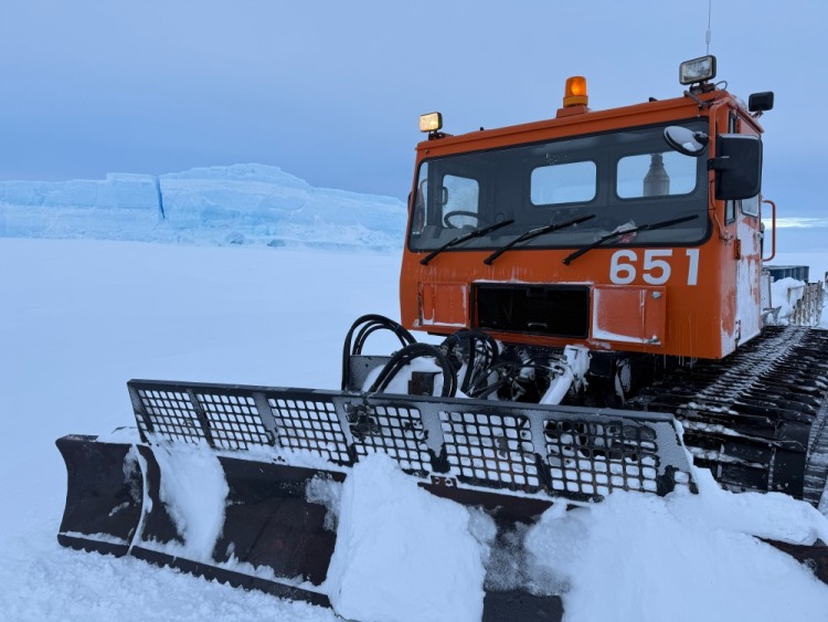 雪上車と大きな氷山