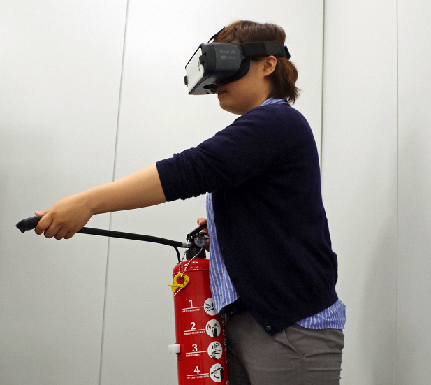 「VR消火体験シミュレータ」による 訓練用消火器の操作イメージ