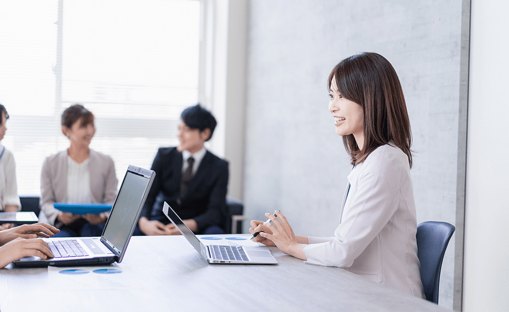 DX推進に関する進め方の相談をしているイメージ