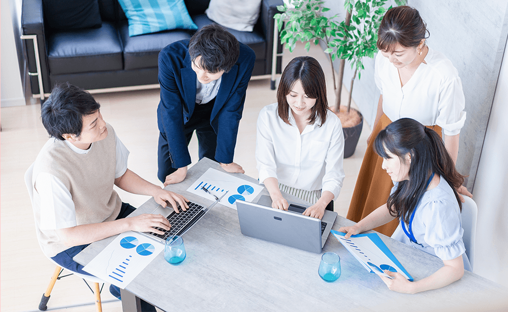 DX推進に関する自治体事例調査をしているイメージ