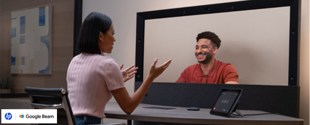 HP Dimension with Google Beamを利用し、遠隔地の相手と大型ディスプレイ越しに会話している様子