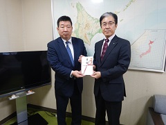 北海道総務部危機管理監　橋本様（右）と当社北海道支店長（左）